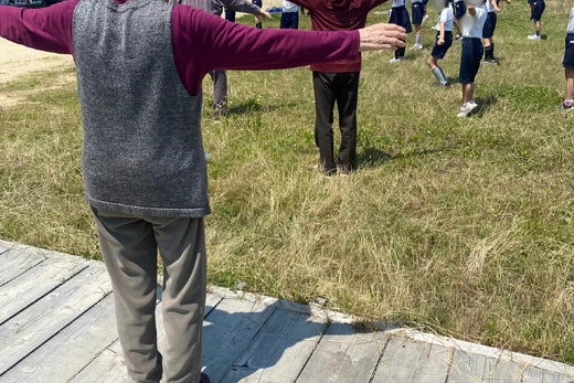 小学生や地域の方と合同でラジオ体操を実施